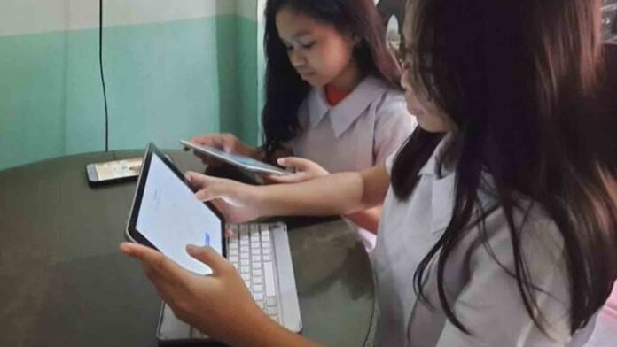 20201001-PAGEONE-Online-student-with-Tablet.jpg
