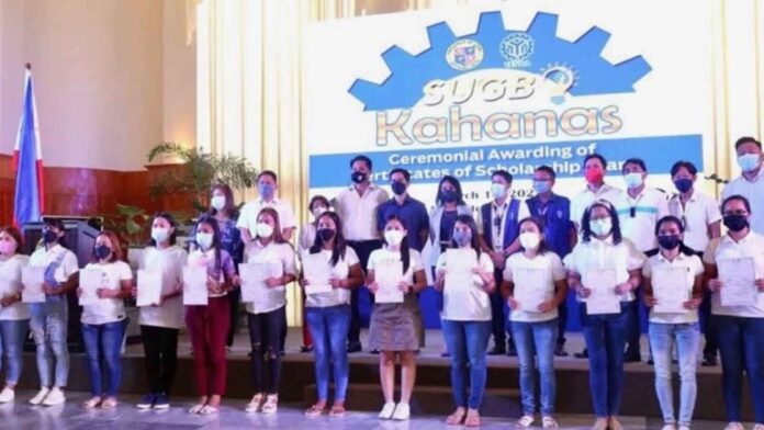 20220315-PAGEONE-scholarship-Cebuanos.jpg